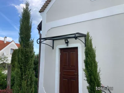 Kovácsoltvas jellegű kapu rejtett automatikával.