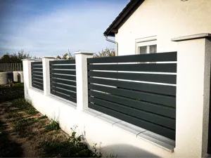 Modern Nívó-alumínium kerítés úszókapu szerkezettel, személybejáróval, kellemes minimalista stílusban.