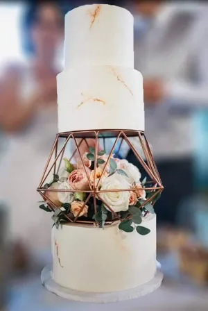 Geometrikus esküvői torta és virágtartók.
