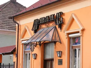 Vendéglátó hely reklámtábla.