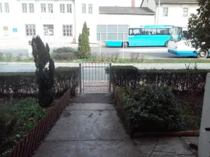 Horganyzott úszókapu személybejárókkal.