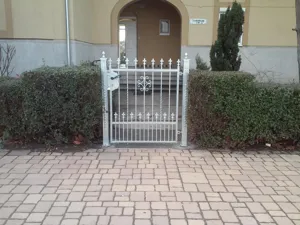 Horganyzott úszókapu személybejárókkal.