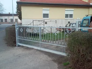 Horganyzott úszókapu személybejárókkal.