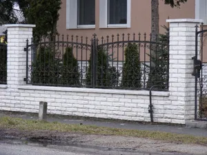 Elegáns, letisztult kovácsoltvas-jellegű kapu és kerítés.