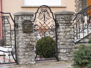 Kovácsoltvas kapu egyedi, kézzel gyártott mintákkal.