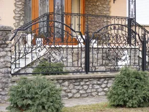 Kovácsoltvas kapu egyedi, kézzel gyártott mintákkal.