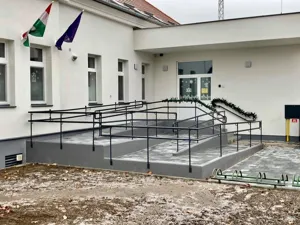 Mozgáskorlátozott rámpa.