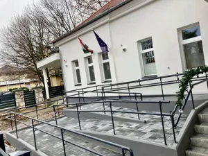 Mozgáskorlátozott rámpa.