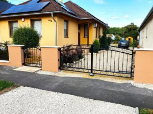 Kapu-kerítés kombináció egyedi elképzelés alapján, kapumozgató automatikával.