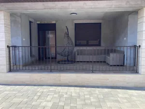 Lépcsőkorlát, kis ajtókkal tűzihorganyozva és barnára szinterezve.